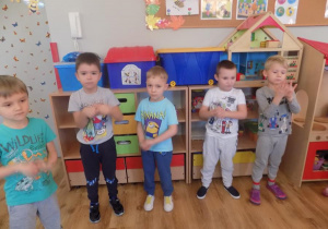 Filip, Filip, Tymek, Arthur i Hubert ćwiczą prawidłowe mycie rąk "na sucho".